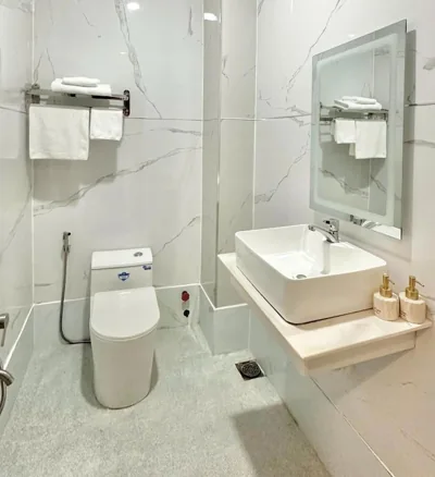 Phú Gia Hotel 464 Nguyễn Văn Linh – Foto’s 13